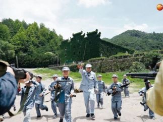 一边拍短剧一边“打鬼子”，横店解锁“拍摄+旅游”新玩法