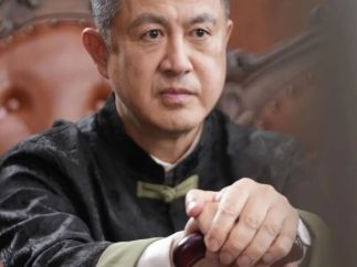 中老年演员揭短剧真相：霸总父亲日薪仅千元，日拍15页剧本是常态！