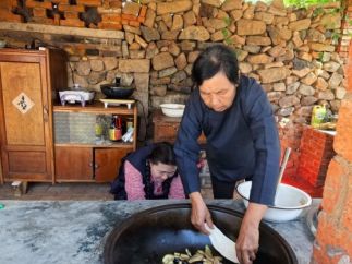 64岁青岛农村大姨拍短剧走红，笑称“正是闯荡的年纪”