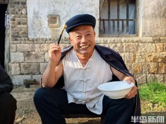 59岁青岛大爷放下百万生意，参演第一部短剧播放量超2.4亿