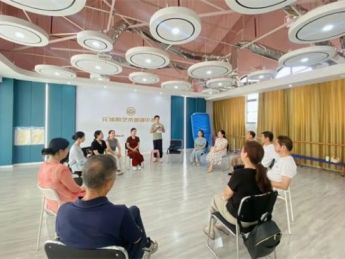 老年大学新热门：短剧班