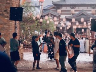 短剧《在你眉梢种红豆》杀青 郑业成赵晴领衔奇幻爱恋