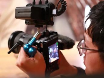 百万编剧缺口、AI洗稿成灾，电影学院下场能救微短剧吗？