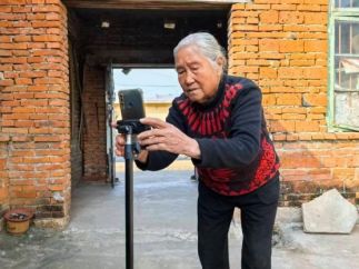 青岛85岁老太“触网”拍短剧,带领“80后”闺蜜团走红