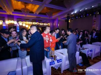 长剧论坛激烈博弈,短剧现场高呼“千亿”