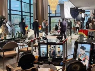 《中国微短剧行业发展白皮书（2025）》发布：日均2小时，企业超10万