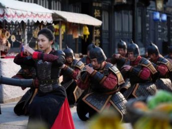 从50元片酬到日薪过千 宁波女大学生在短剧圈挣出 “进阶路”