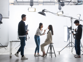 短剧造富折叠：顶流年入千万，群演时薪不到9元